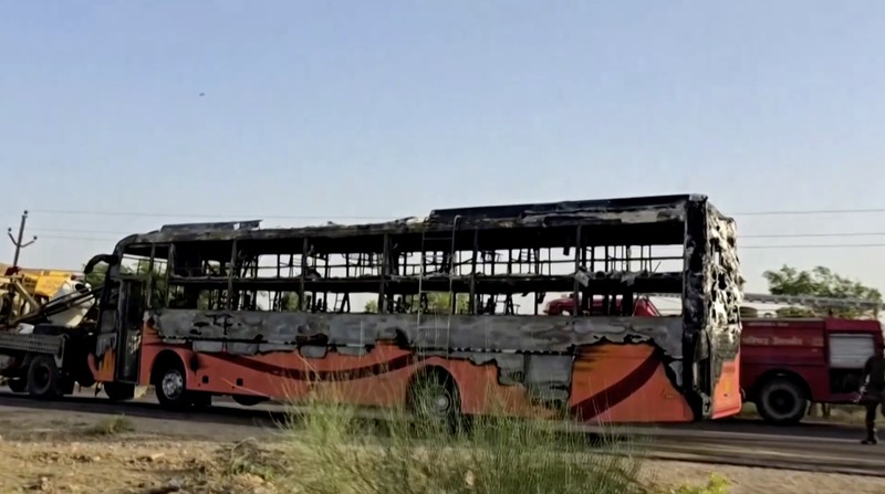 Setidaknya 20 orang tewas pada Selasa (14/10) ketika sebuah bus swasta terbakar di negara bagian Rajasthan, India barat. Menurut pejabat setempat, insiden tragis itu terjadi saat bus yang membawa 57 penumpang sedang dalam perjalanan dari Jaisalmer menuju Jodhpur. (Tangkapan Layar Video Reuters/ANI)
