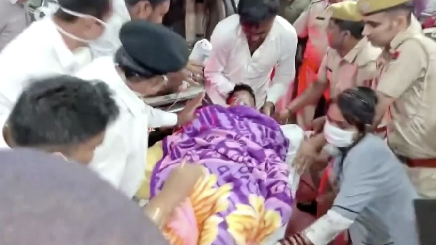 Setidaknya 20 orang tewas pada Selasa (14/10) ketika sebuah bus swasta terbakar di negara bagian Rajasthan, India barat. Menurut pejabat setempat, insiden tragis itu terjadi saat bus yang membawa 57 penumpang sedang dalam perjalanan dari Jaisalmer menuju Jodhpur. Setidaknya 20 orang tewas pada Selasa (14/10) ketika sebuah bus swasta terbakar di negara bagian Rajasthan, India barat. Menurut pejabat setempat, insiden tragis itu terjadi saat bus yang membawa 57 penumpang sedang dalam perjalanan dari Jaisalmer menuju Jodhpur. (Tangkapan Layar Video Reuters/ANI)