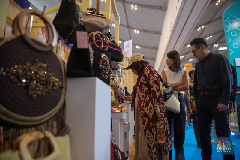 Penyerahan penghargaan saat Opening Ceremony Trade Expo Indonesia (TEI) 2025 di ICE BSD, Kabupaten Tangerang, Banten, Rabu (15/10/2025). Penyerahan penghargaan saat Opening Ceremony Trade Expo Indonesia (TEI) 2025 di ICE BSD, Kabupaten Tangerang, Banten, Rabu (15/10/2025). (CNBC Indonesia/Faisal Rahman)