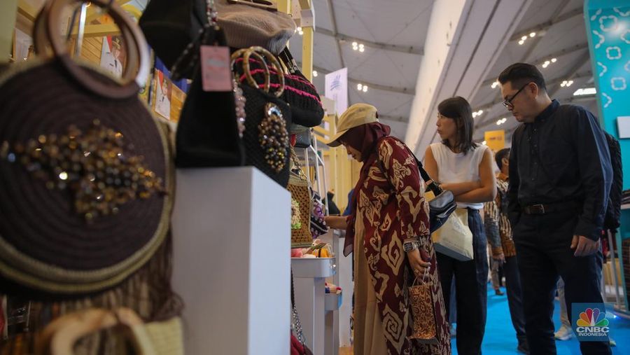Penyerahan penghargaan saat Opening Ceremony Trade Expo Indonesia (TEI) 2025 di ICE BSD, Kabupaten Tangerang, Banten, Rabu (15/10/2025). Penyerahan penghargaan saat Opening Ceremony Trade Expo Indonesia (TEI) 2025 di ICE BSD, Kabupaten Tangerang, Banten, Rabu (15/10/2025). (CNBC Indonesia/Faisal Rahman)