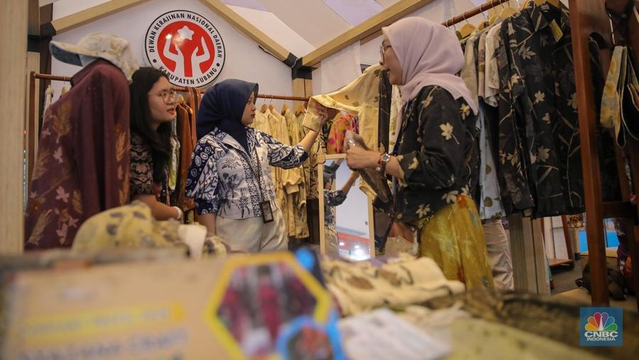 Penyerahan penghargaan saat Opening Ceremony Trade Expo Indonesia (TEI) 2025 di ICE BSD, Kabupaten Tangerang, Banten, Rabu (15/10/2025). Penyerahan penghargaan saat Opening Ceremony Trade Expo Indonesia (TEI) 2025 di ICE BSD, Kabupaten Tangerang, Banten, Rabu (15/10/2025). (CNBC Indonesia/Faisal Rahman)