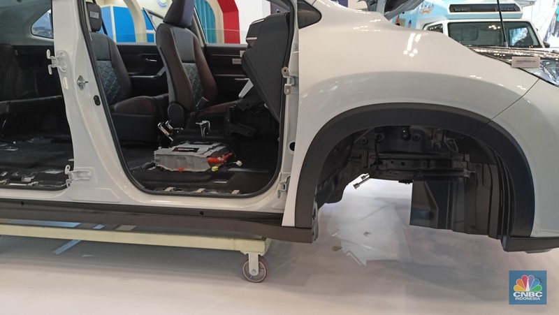 Toyota memamerkan Toyota Innova Zenix Hybrid yang dipajang di ajang Trade Expo Indonesia (TEI) 2025 di ICE BSD City, Tangerang, Kamis, (16/10/2025). (CNBC Indonesia/Muhammad Sabki)