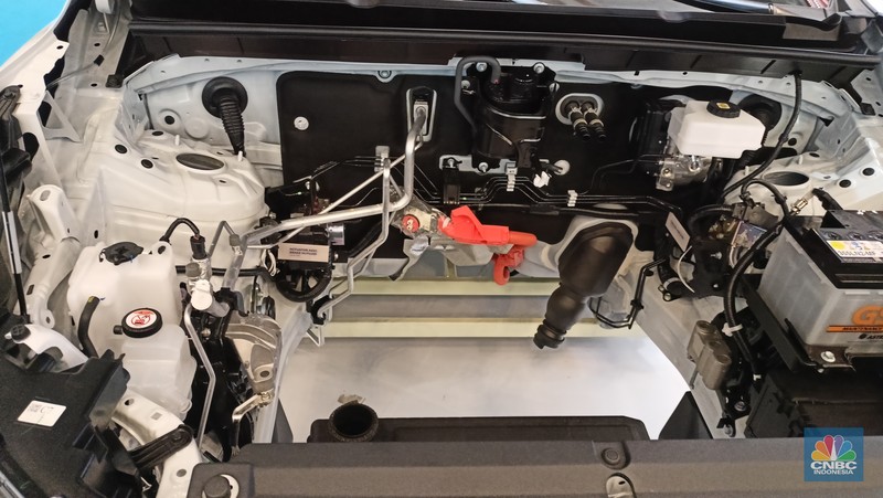 Toyota memamerkan Toyota Innova Zenix Hybrid yang dipajang di ajang Trade Expo Indonesia (TEI) 2025 di ICE BSD City, Tangerang, Kamis, (16/10/2025). (CNBC Indonesia/Muhammad Sabki)