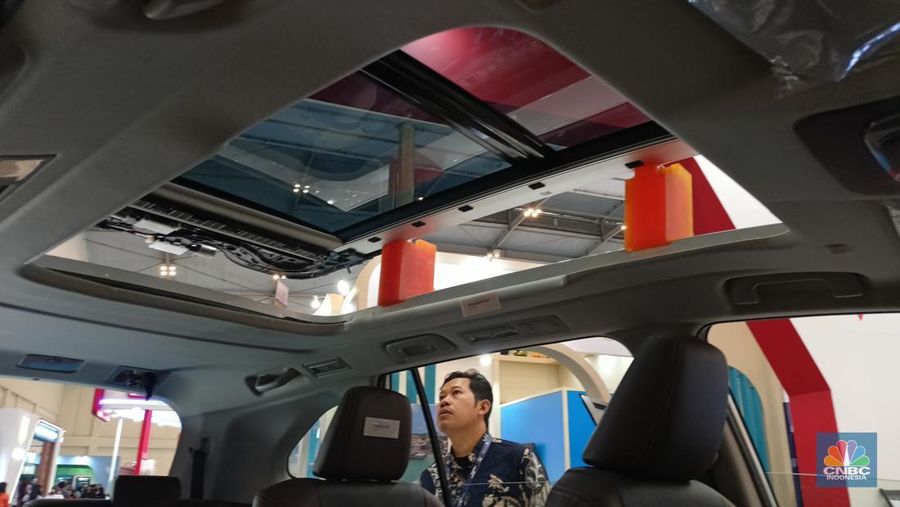 Toyota memamerkan Toyota Innova Zenix Hybrid yang dipajang di ajang Trade Expo Indonesia (TEI) 2025 di ICE BSD City, Tangerang, Kamis, (16/10/2025). Toyota memamerkan Toyota Innova Zenix Hybrid yang dipajang di ajang Trade Expo Indonesia (TEI) 2025 di ICE BSD City, Tangerang, Kamis, (16/10/2025). (CNBC Indonesia/Muhammad Sabki)