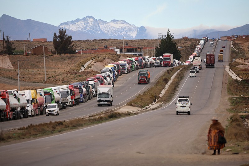 Truk-truk berbaris di jalan dekat pom bensin di tengah kelangkaan bahan bakar yang meluas, menjelang pemilihan putaran kedua 19 Oktober, di Achica Arriba, Bolivia, 14 Oktober 2025. Truk-truk berbaris di jalan dekat pom bensin di tengah kelangkaan bahan bakar yang meluas, menjelang pemilihan putaran kedua 19 Oktober, di Achica Arriba, Bolivia, 14 Oktober 2025. (REUTERS/Adriano Machado)