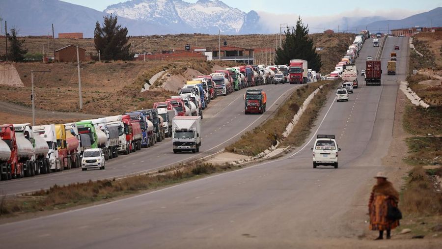 Truk-truk berbaris di jalan dekat pom bensin di tengah kelangkaan bahan bakar yang meluas, menjelang pemilihan putaran kedua 19 Oktober, di Achica Arriba, Bolivia, 14 Oktober 2025. Truk-truk berbaris di jalan dekat pom bensin di tengah kelangkaan bahan bakar yang meluas, menjelang pemilihan putaran kedua 19 Oktober, di Achica Arriba, Bolivia, 14 Oktober 2025. (REUTERS/Adriano Machado)