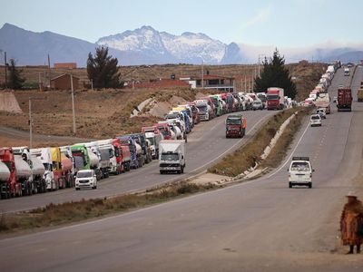 Potret Krisis BBM Makin Parah, Antrean Mengular-Ekonomi Lumpuh