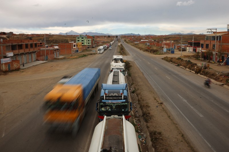 Truk-truk berbaris di jalan dekat pom bensin di tengah kelangkaan bahan bakar yang meluas, menjelang pemilihan putaran kedua 19 Oktober, di Achica Arriba, Bolivia, 14 Oktober 2025. Truk-truk berbaris di jalan dekat pom bensin di tengah kelangkaan bahan bakar yang meluas, menjelang pemilihan putaran kedua 19 Oktober, di Achica Arriba, Bolivia, 14 Oktober 2025. (REUTERS/Adriano Machado)