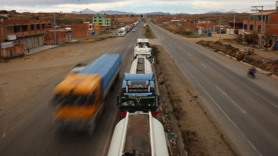 Truk-truk berbaris di jalan dekat pom bensin di tengah kelangkaan bahan bakar yang meluas, menjelang pemilihan putaran kedua 19 Oktober, di Achica Arriba, Bolivia, 14 Oktober 2025. Truk-truk berbaris di jalan dekat pom bensin di tengah kelangkaan bahan bakar yang meluas, menjelang pemilihan putaran kedua 19 Oktober, di Achica Arriba, Bolivia, 14 Oktober 2025. (REUTERS/Adriano Machado)