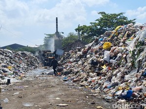 DLH Mataram Kewalahan Angkut Sampah di TPS Sandubaya gegara Armada Minim
