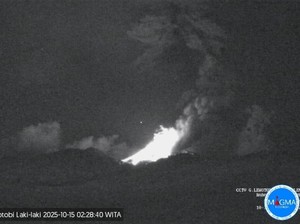 Gunung Lewotobi di NTT Meletus Lagi, Bandara Maumere Ditutup Sementara