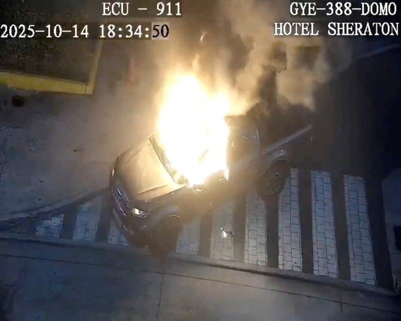 Api mengepul dari sebuah kendaraan yang meledak di luar pusat perbelanjaan, di Guayaquil, Ekuador 14 Oktober 2025 dalam tangkapan layar dari video CCTV ini. Api mengepul dari sebuah kendaraan yang meledak di luar pusat perbelanjaan, di Guayaquil, Ekuador 14 Oktober 2025 dalam tangkapan layar dari video CCTV ini. (ECU 911/Handout via REUTERS)