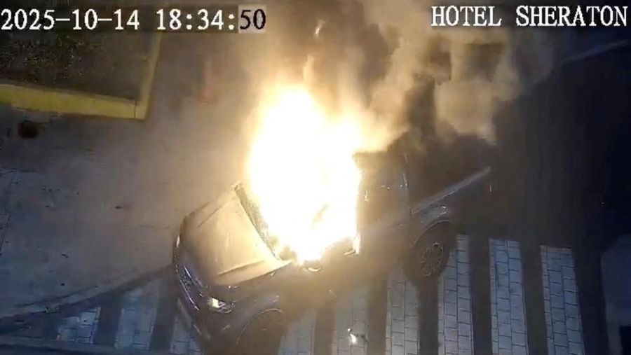 Api mengepul dari sebuah kendaraan yang meledak di luar pusat perbelanjaan, di Guayaquil, Ekuador 14 Oktober 2025 dalam tangkapan layar dari video CCTV ini. (ECU 911/Handout via REUTERS)