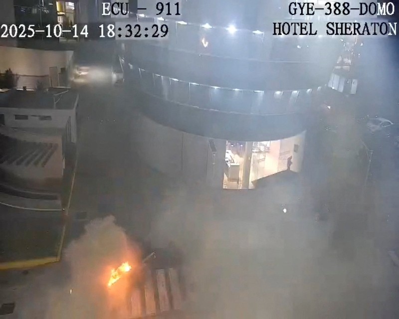 Api mengepul dari sebuah kendaraan yang meledak di luar pusat perbelanjaan, di Guayaquil, Ekuador 14 Oktober 2025 dalam tangkapan layar dari video CCTV ini. Api mengepul dari sebuah kendaraan yang meledak di luar pusat perbelanjaan, di Guayaquil, Ekuador 14 Oktober 2025 dalam tangkapan layar dari video CCTV ini. (ECU 911/Handout via REUTERS)
