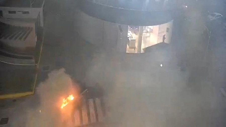 Api mengepul dari sebuah kendaraan yang meledak di luar pusat perbelanjaan, di Guayaquil, Ekuador 14 Oktober 2025 dalam tangkapan layar dari video CCTV ini. Api mengepul dari sebuah kendaraan yang meledak di luar pusat perbelanjaan, di Guayaquil, Ekuador 14 Oktober 2025 dalam tangkapan layar dari video CCTV ini. (ECU 911/Handout via REUTERS)