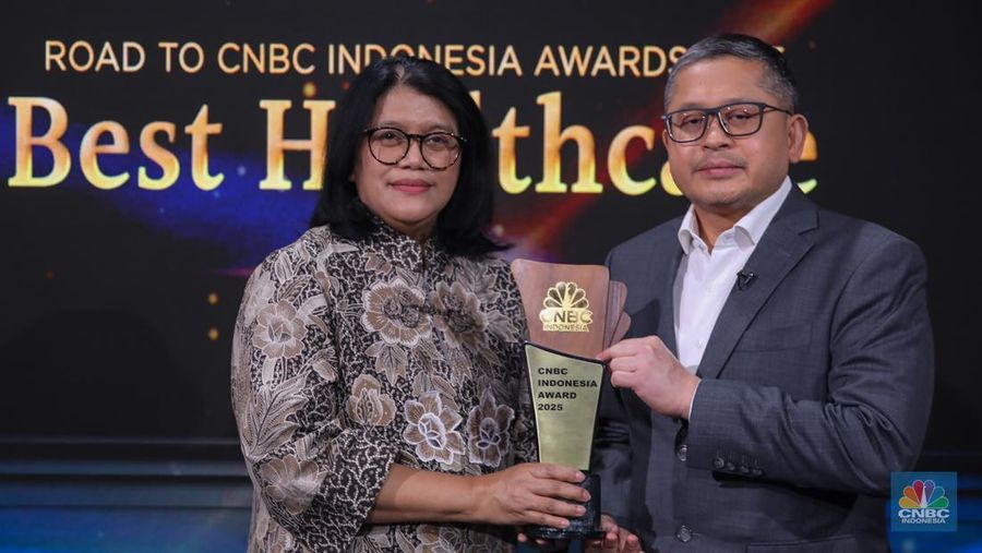 CEO Bethsaida Healthcare Hospital, Norman Daulay menerima penghargaan Best Digital Transformation and Integrated Healthcare Innovation dalam Road to CNBC Indonesia Awards 2025 kategori Best Best Healthcare di Jakarta, Kamis (16/10/2025). (CNBC Indonesia/Faisal Rahman)