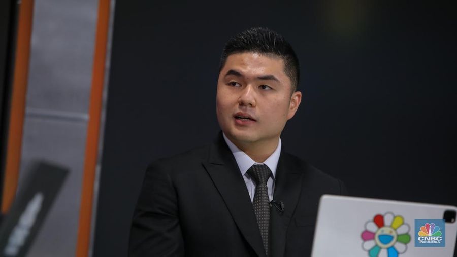 CIO National Hospital, Alexander Ang menyampaikan paparan dalam Road to CNBC Indonesia Awards 2025 kategori Best Healthcare di Jakarta, Kamis (16/10/2025). (CNBC Indonesia/Faisal Rahman)