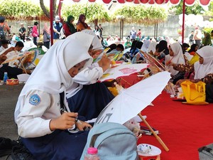 Disbudporapar Klaten Gelar Lomba Lukis Payung Juwiring untuk Pelajar