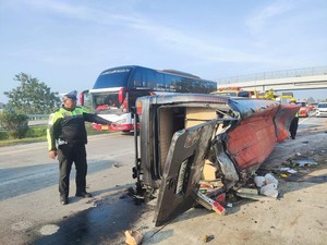 Elf Terguling di Tol Jomo gegara Pecah Ban, 14 Orang Luka