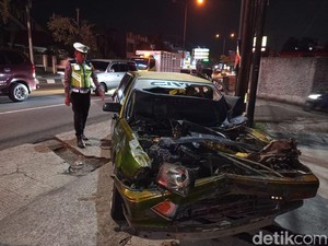 Ringsek! 3 Mobil Tabrakan Beruntun di Turunan Blondo Magelang