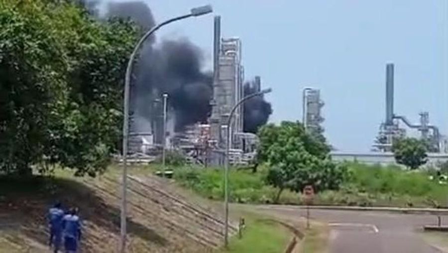 Kebakaran di kilang minyak PT Trans Pacific Petrochemical Indotama (TPPI) Tuban, Kamis (15/10/2025). (Istimewa)