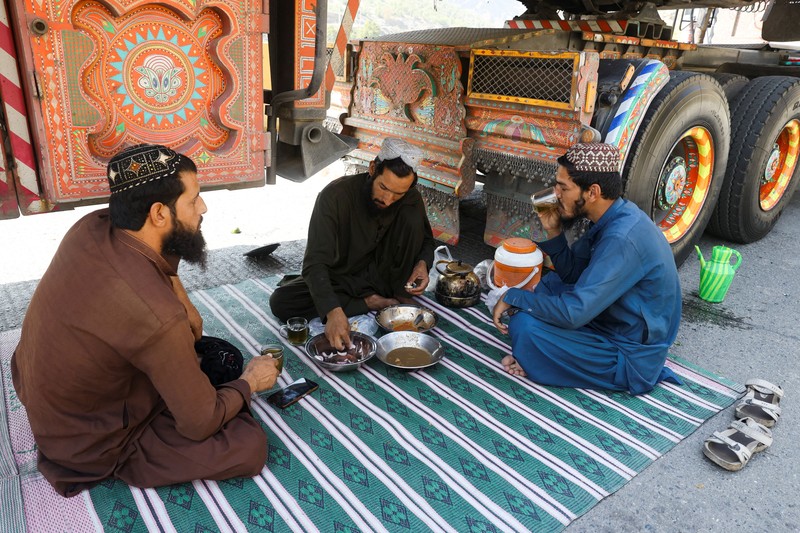 Truk-truk bermuatan perbekalan parkir di sepanjang jalan menuju perbatasan Torkham, setelah Pakistan menutup perlintasan perbatasan dengan Afghanistan, menyusul baku tembak antara pasukan kedua negara, di Torkham, Pakistan, 15 Oktober 2025. Truk-truk bermuatan perbekalan parkir di sepanjang jalan menuju perbatasan Torkham, setelah Pakistan menutup perlintasan perbatasan dengan Afghanistan, menyusul baku tembak antara pasukan kedua negara, di Torkham, Pakistan, 15 Oktober 2025. (REUTERS/Fayaz Aziz)