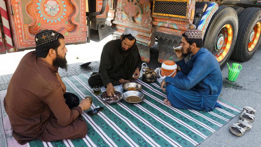 Truk-truk bermuatan perbekalan parkir di sepanjang jalan menuju perbatasan Torkham, setelah Pakistan menutup perlintasan perbatasan dengan Afghanistan, menyusul baku tembak antara pasukan kedua negara, di Torkham, Pakistan, 15 Oktober 2025. Truk-truk bermuatan perbekalan parkir di sepanjang jalan menuju perbatasan Torkham, setelah Pakistan menutup perlintasan perbatasan dengan Afghanistan, menyusul baku tembak antara pasukan kedua negara, di Torkham, Pakistan, 15 Oktober 2025. (REUTERS/Fayaz Aziz)