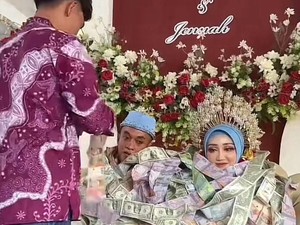 Pernikahan Sultan di Madura Viral, Pengantin Berkalung Uang Dollar