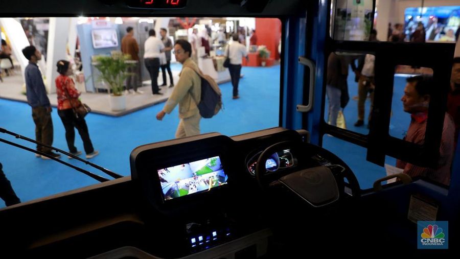 Perusahaan kendaraan listrik, PT Marlip Indo Mandiri ikut serta dalam gelaran Trade Expo Indonesia (TEI) 2025, Kamis (16/10/2025). Adapun di gelaran ini, dihadirkan purwarupa (prototype) Angkot Listrik Kota Bandung (Angklung) yang sempat viral di Bandung, Jawa Barat. Perusahaan kendaraan listrik, PT Marlip Indo Mandiri ikut serta dalam gelaran Trade Expo Indonesia (TEI) 2025, Kamis (16/10/2025). Adapun di gelaran ini, dihadirkan purwarupa (prototype) Angkot Listrik Kota Bandung (Angklung) yang sempat viral di Bandung, Jawa Barat. (CNBC Indonesia/Muhammad Sabki)