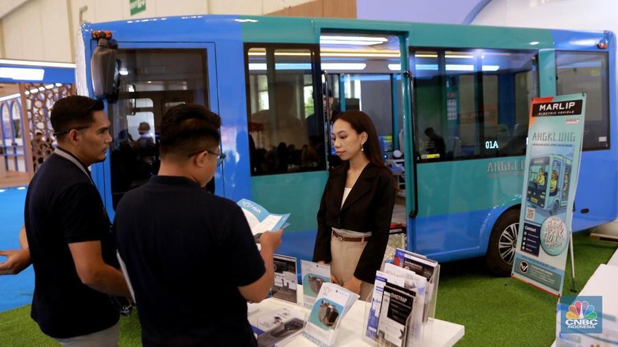 Perusahaan kendaraan listrik, PT Marlip Indo Mandiri ikut serta dalam gelaran Trade Expo Indonesia (TEI) 2025, Kamis (16/10/2025). Adapun di gelaran ini, dihadirkan purwarupa (prototype) Angkot Listrik Kota Bandung (Angklung) yang sempat viral di Bandung, Jawa Barat. Perusahaan kendaraan listrik, PT Marlip Indo Mandiri ikut serta dalam gelaran Trade Expo Indonesia (TEI) 2025, Kamis (16/10/2025). Adapun di gelaran ini, dihadirkan purwarupa (prototype) Angkot Listrik Kota Bandung (Angklung) yang sempat viral di Bandung, Jawa Barat. (CNBC Indonesia/Muhammad Sabki)