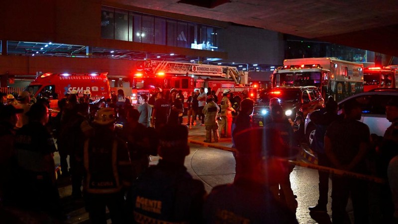 Api mengepul dari sebuah kendaraan yang meledak di luar pusat perbelanjaan, di Guayaquil, Ekuador 14 Oktober 2025 dalam tangkapan layar dari video CCTV ini. (ECU 911/Handout via REUTERS)