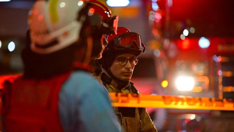 Api mengepul dari sebuah kendaraan yang meledak di luar pusat perbelanjaan, di Guayaquil, Ekuador 14 Oktober 2025 dalam tangkapan layar dari video CCTV ini. (ECU 911/Handout via REUTERS)