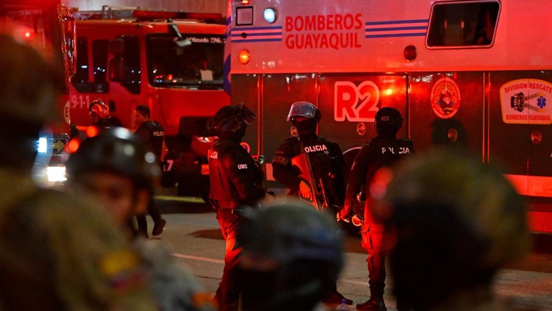 Api mengepul dari sebuah kendaraan yang meledak di luar pusat perbelanjaan, di Guayaquil, Ekuador 14 Oktober 2025 dalam tangkapan layar dari video CCTV ini. (ECU 911/Handout via REUTERS)