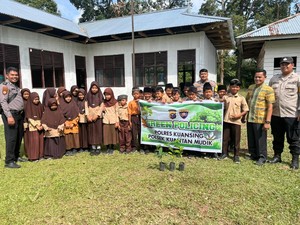 Polisi di Kuansing Tanam Pohon Bareng Gen Alpha, Tumbuhkan Semangat Jaga Alam