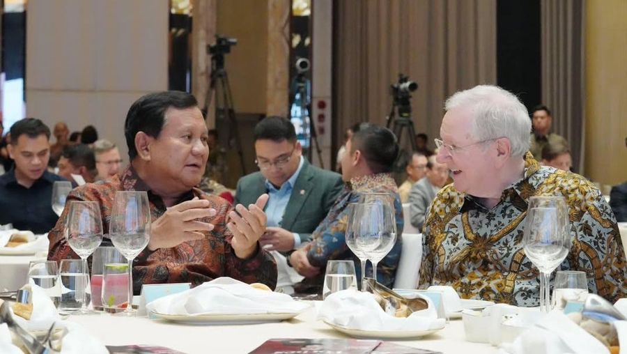 Presiden Prabowo Subianto berdiskusi dengan Steve Forbes, Rabu (15/10/2025). (Instagram/sekretariat.kabinet)