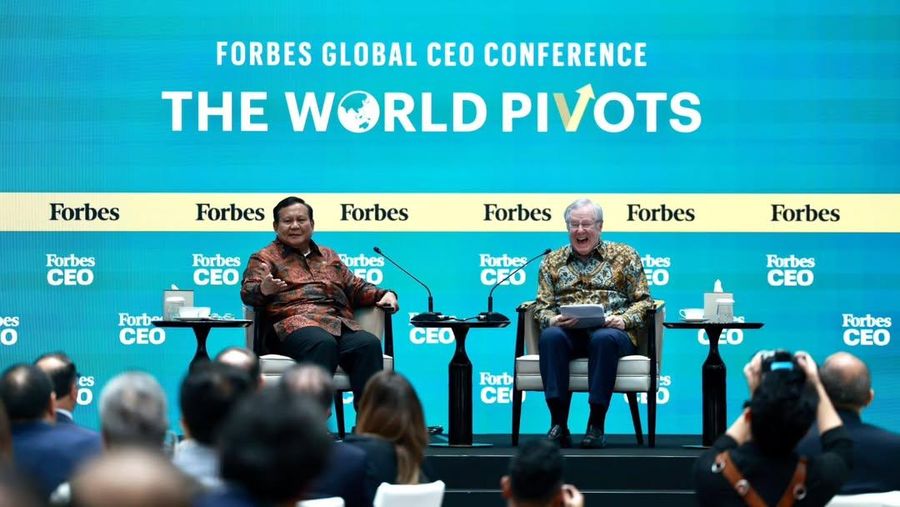 Presiden Prabowo Subianto berdiskusi dengan Steve Forbes, Rabu (15/10/2025). (Instagram/sekretariat.kabinet)