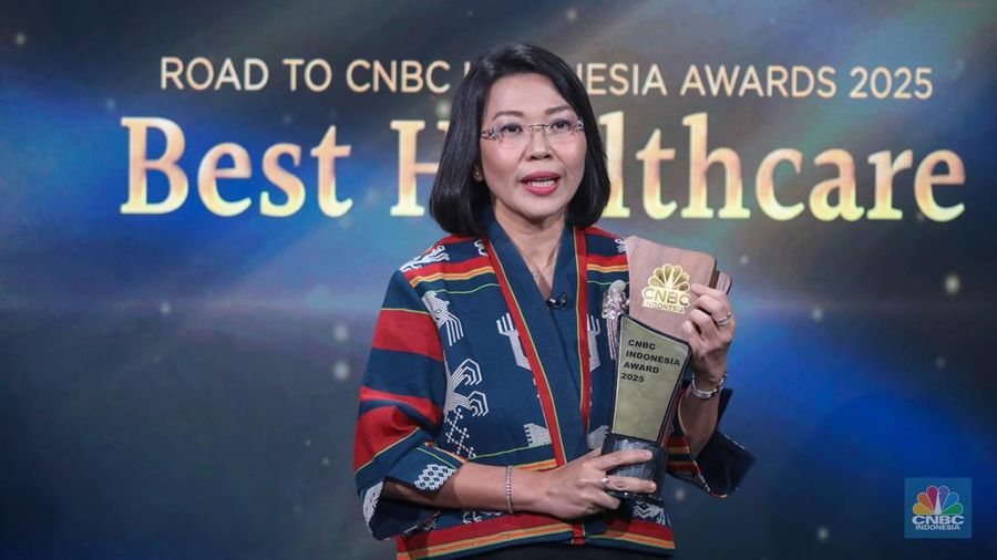President Director Sysmex Indonesia, Emilani Nababan menerima penghargaan Leading Diagnostic Solutions Partner for Building a Sustainable Healthcare dalam Road to CNBC Indonesia Awards 2025 kategori Best Healthcare di Jakarta, Kamis (16/10/2025). (CNBC Indonesia/Faisal Rahman)