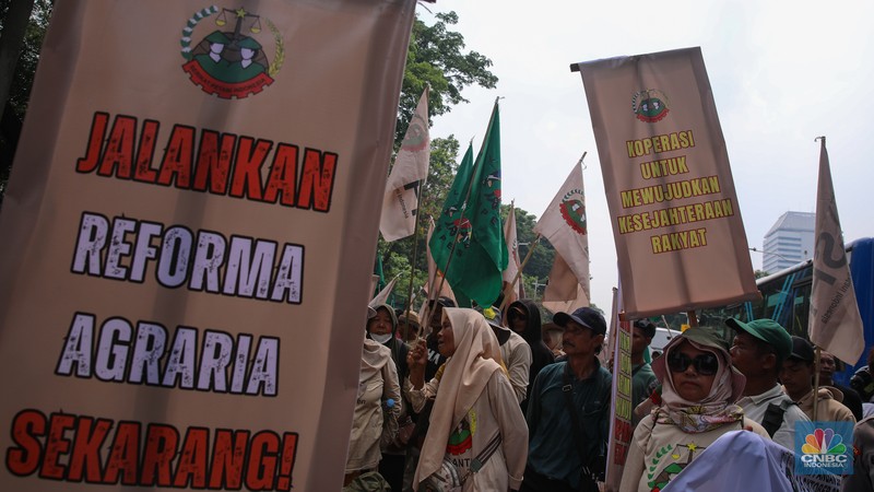 Puluhan anggota Serikat Petani Indonesia (SPI) melakukan aksi unjuk rasa memperingati Hari Pangan Sedunia di kawasan Jalan Medan Merdeka Selatan, Kamis (16/10/2025). Puluhan anggota Serikat Petani Indonesia (SPI) melakukan aksi unjuk rasa memperingati Hari Pangan Sedunia di kawasan Jalan Medan Merdeka Selatan, Kamis (16/10/2025). (CNBC Indonesia/Faisal Rahman)