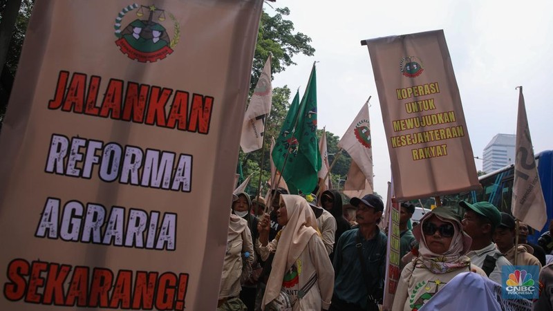 Puluhan anggota Serikat Petani Indonesia (SPI) melakukan aksi unjuk rasa memperingati Hari Pangan Sedunia di kawasan Jalan Medan Merdeka Selatan, Kamis (16/10/2025). (CNBC Indonesia/Faisal Rahman)