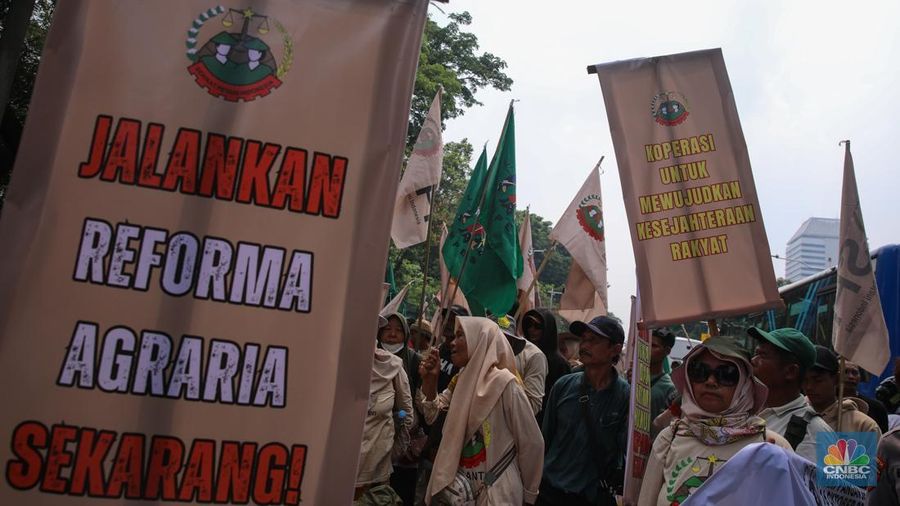 Puluhan anggota Serikat Petani Indonesia (SPI) melakukan aksi unjuk rasa memperingati Hari Pangan Sedunia di kawasan Jalan Medan Merdeka Selatan, Kamis (16/10/2025). Puluhan anggota Serikat Petani Indonesia (SPI) melakukan aksi unjuk rasa memperingati Hari Pangan Sedunia di kawasan Jalan Medan Merdeka Selatan, Kamis (16/10/2025). (CNBC Indonesia/Faisal Rahman)