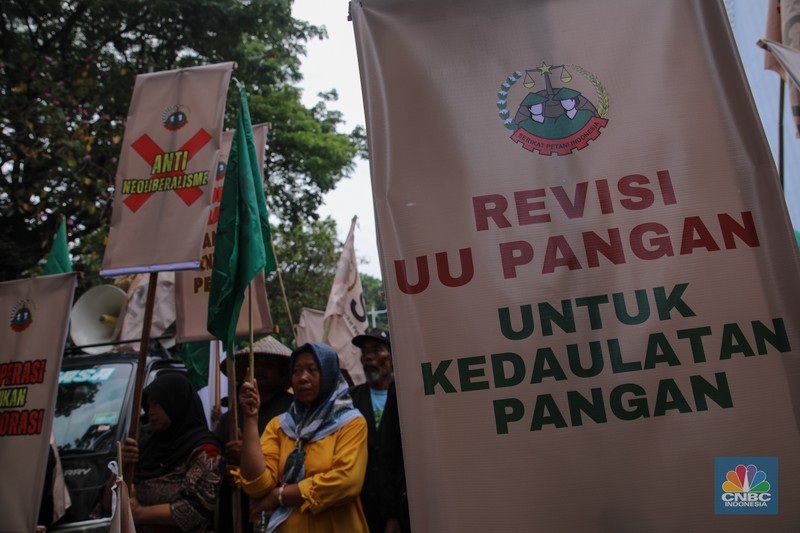 Puluhan anggota Serikat Petani Indonesia (SPI) melakukan aksi unjuk rasa memperingati Hari Pangan Sedunia di kawasan Jalan Medan Merdeka Selatan, Kamis (16/10/2025). Puluhan anggota Serikat Petani Indonesia (SPI) melakukan aksi unjuk rasa memperingati Hari Pangan Sedunia di kawasan Jalan Medan Merdeka Selatan, Kamis (16/10/2025). (CNBC Indonesia/Faisal Rahman)
