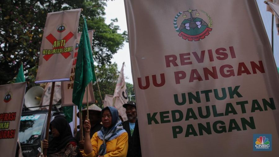 Puluhan anggota Serikat Petani Indonesia (SPI) melakukan aksi unjuk rasa memperingati Hari Pangan Sedunia di kawasan Jalan Medan Merdeka Selatan, Kamis (16/10/2025). (CNBC Indonesia/Faisal Rahman)