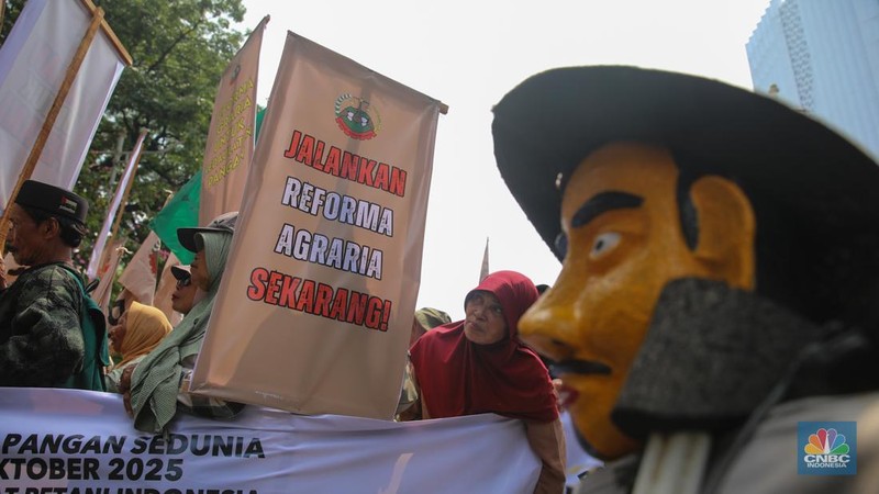 Puluhan anggota Serikat Petani Indonesia (SPI) melakukan aksi unjuk rasa memperingati Hari Pangan Sedunia di kawasan Jalan Medan Merdeka Selatan, Kamis (16/10/2025). (CNBC Indonesia/Faisal Rahman)