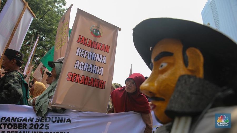 Puluhan anggota Serikat Petani Indonesia (SPI) melakukan aksi unjuk rasa memperingati Hari Pangan Sedunia di kawasan Jalan Medan Merdeka Selatan, Kamis (16/10/2025). Puluhan anggota Serikat Petani Indonesia (SPI) melakukan aksi unjuk rasa memperingati Hari Pangan Sedunia di kawasan Jalan Medan Merdeka Selatan, Kamis (16/10/2025). (CNBC Indonesia/Faisal Rahman)