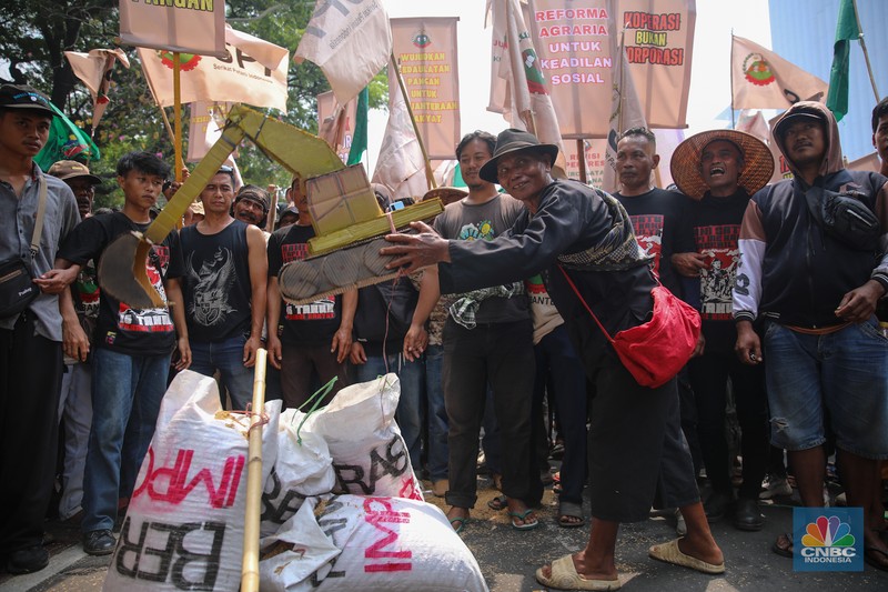 Puluhan anggota Serikat Petani Indonesia (SPI) melakukan aksi unjuk rasa memperingati Hari Pangan Sedunia di kawasan Jalan Medan Merdeka Selatan, Kamis (16/10/2025). Puluhan anggota Serikat Petani Indonesia (SPI) melakukan aksi unjuk rasa memperingati Hari Pangan Sedunia di kawasan Jalan Medan Merdeka Selatan, Kamis (16/10/2025). (CNBC Indonesia/Faisal Rahman)