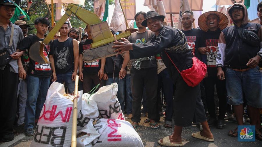 Puluhan anggota Serikat Petani Indonesia (SPI) melakukan aksi unjuk rasa memperingati Hari Pangan Sedunia di kawasan Jalan Medan Merdeka Selatan, Kamis (16/10/2025). Puluhan anggota Serikat Petani Indonesia (SPI) melakukan aksi unjuk rasa memperingati Hari Pangan Sedunia di kawasan Jalan Medan Merdeka Selatan, Kamis (16/10/2025). (CNBC Indonesia/Faisal Rahman)