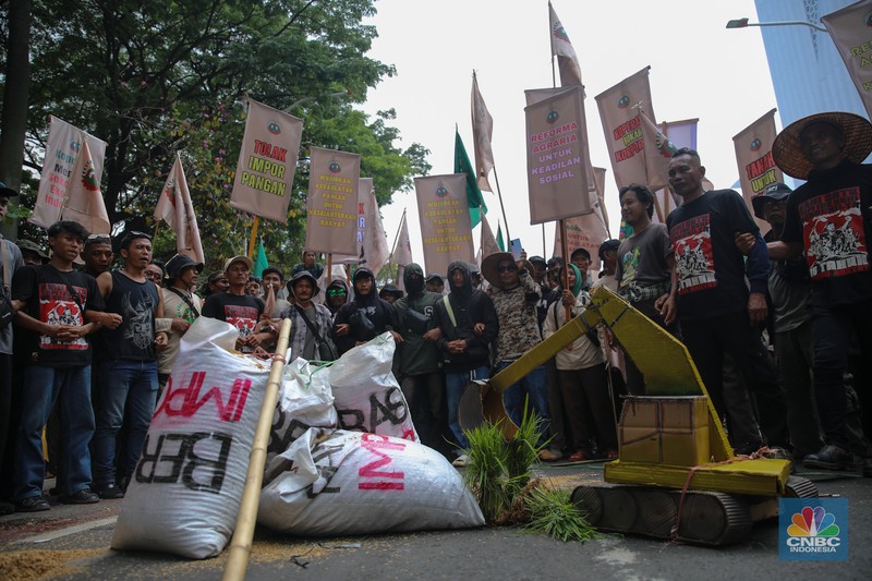 Puluhan anggota Serikat Petani Indonesia (SPI) melakukan aksi unjuk rasa memperingati Hari Pangan Sedunia di kawasan Jalan Medan Merdeka Selatan, Kamis (16/10/2025). Puluhan anggota Serikat Petani Indonesia (SPI) melakukan aksi unjuk rasa memperingati Hari Pangan Sedunia di kawasan Jalan Medan Merdeka Selatan, Kamis (16/10/2025). (CNBC Indonesia/Faisal Rahman)
