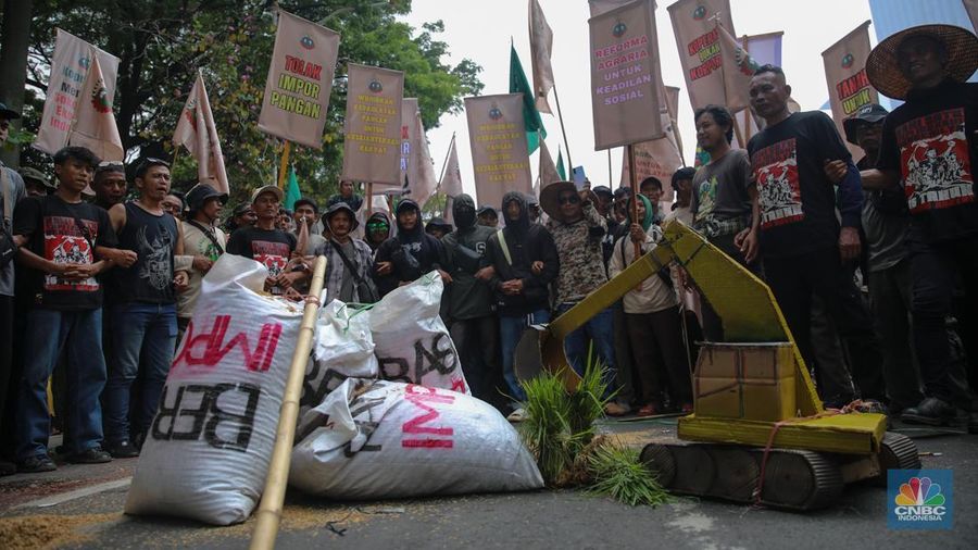 Puluhan anggota Serikat Petani Indonesia (SPI) melakukan aksi unjuk rasa memperingati Hari Pangan Sedunia di kawasan Jalan Medan Merdeka Selatan, Kamis (16/10/2025). Puluhan anggota Serikat Petani Indonesia (SPI) melakukan aksi unjuk rasa memperingati Hari Pangan Sedunia di kawasan Jalan Medan Merdeka Selatan, Kamis (16/10/2025). (CNBC Indonesia/Faisal Rahman)