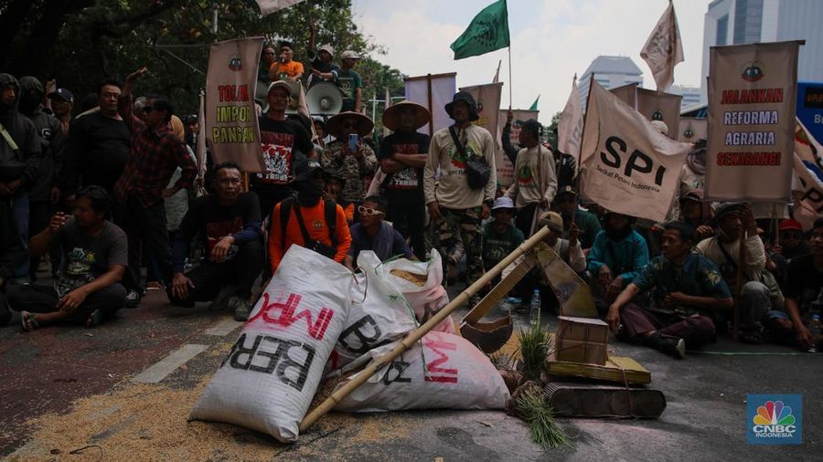 Puluhan anggota Serikat Petani Indonesia (SPI) melakukan aksi unjuk rasa memperingati Hari Pangan Sedunia di kawasan Jalan Medan Merdeka Selatan, Kamis (16/10/2025). (CNBC Indonesia/Faisal Rahman)