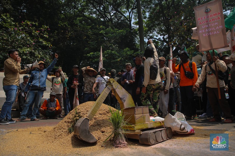 Puluhan anggota Serikat Petani Indonesia (SPI) melakukan aksi unjuk rasa memperingati Hari Pangan Sedunia di kawasan Jalan Medan Merdeka Selatan, Kamis (16/10/2025). Puluhan anggota Serikat Petani Indonesia (SPI) melakukan aksi unjuk rasa memperingati Hari Pangan Sedunia di kawasan Jalan Medan Merdeka Selatan, Kamis (16/10/2025). (CNBC Indonesia/Faisal Rahman)